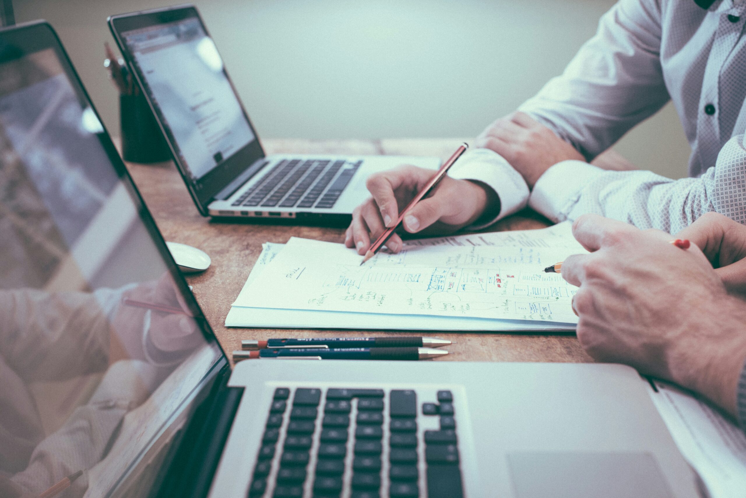Dropshipping Shopify: Como Gerenciar Estoques Sem Erros 1 person holding pencil near laptop computer