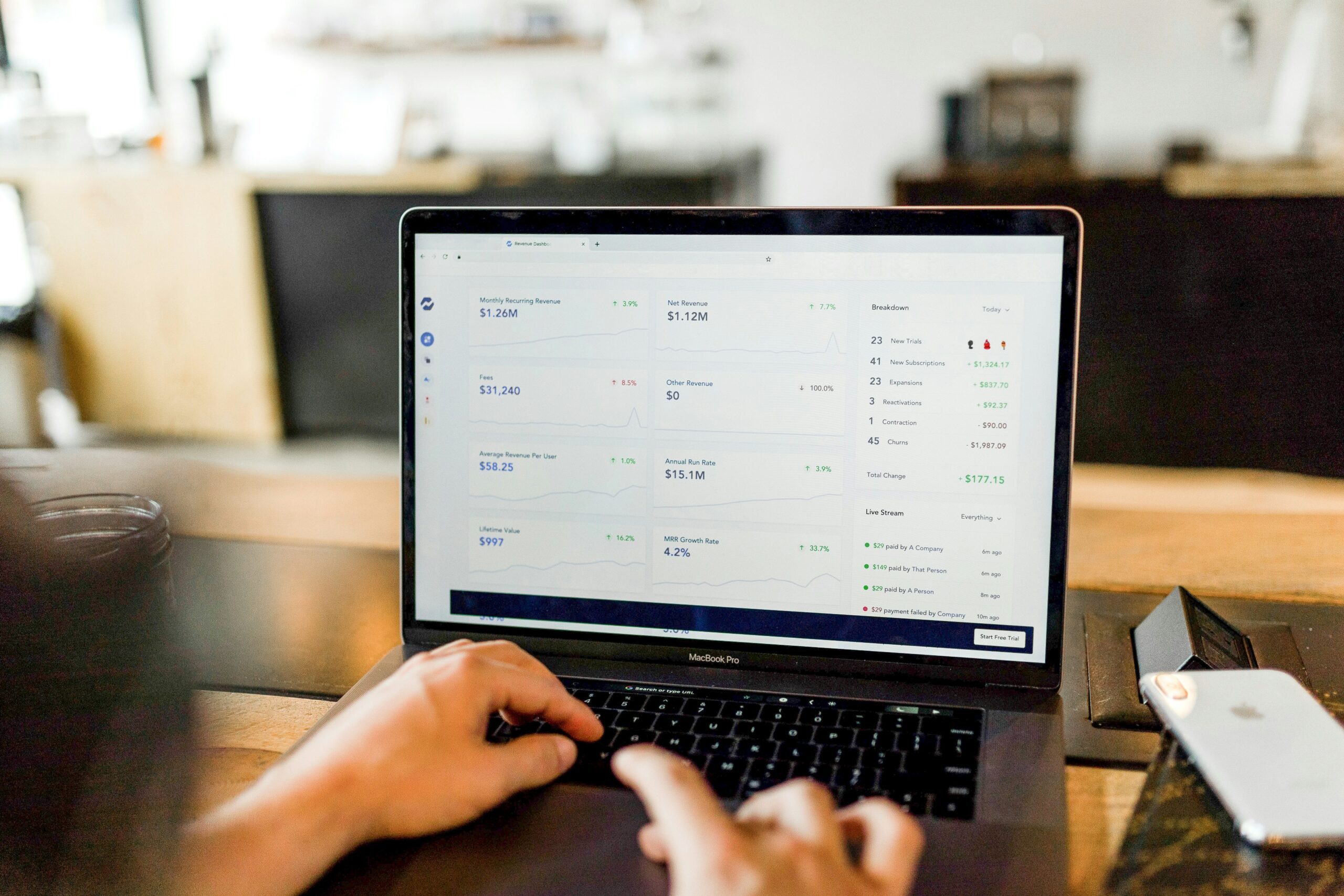 Táticas de Retargeting para Vendas Shopify: Aumente suas Conversões 1 person using MacBook pro