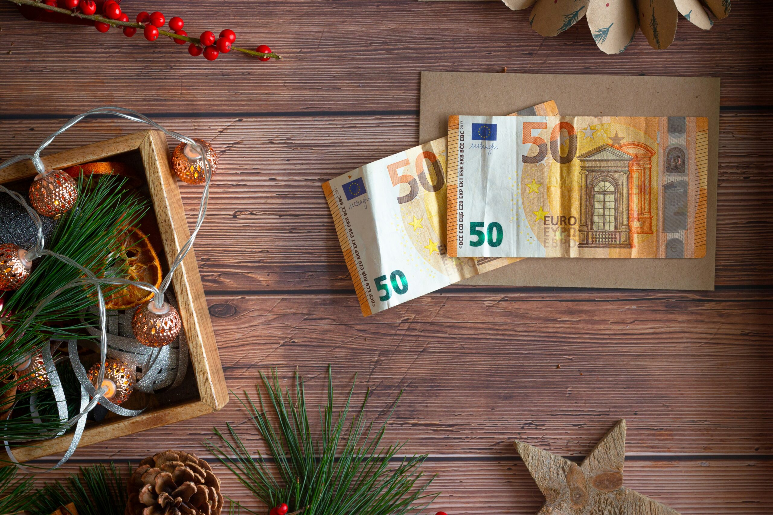Dicas de Economia no AliExpress para Grandes Compras 1 50 euro on brown wooden table