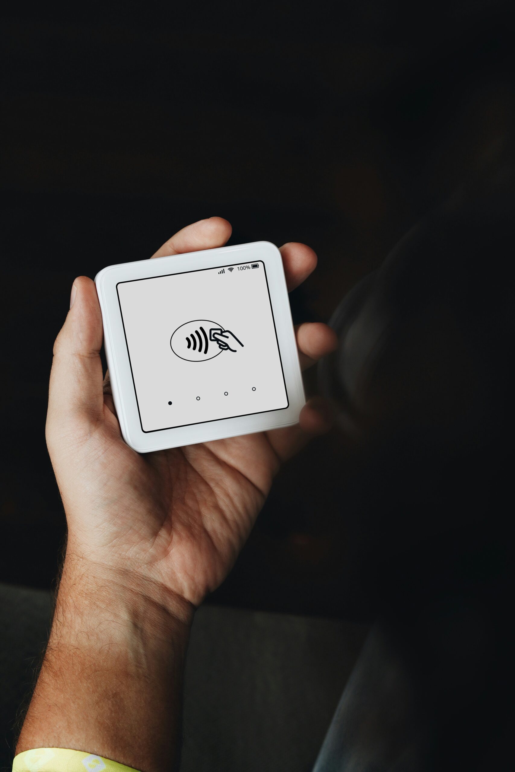 Como Configurar Métodos de Pagamento Alternativos no Shopify 1 A person holding a tablet in their hand