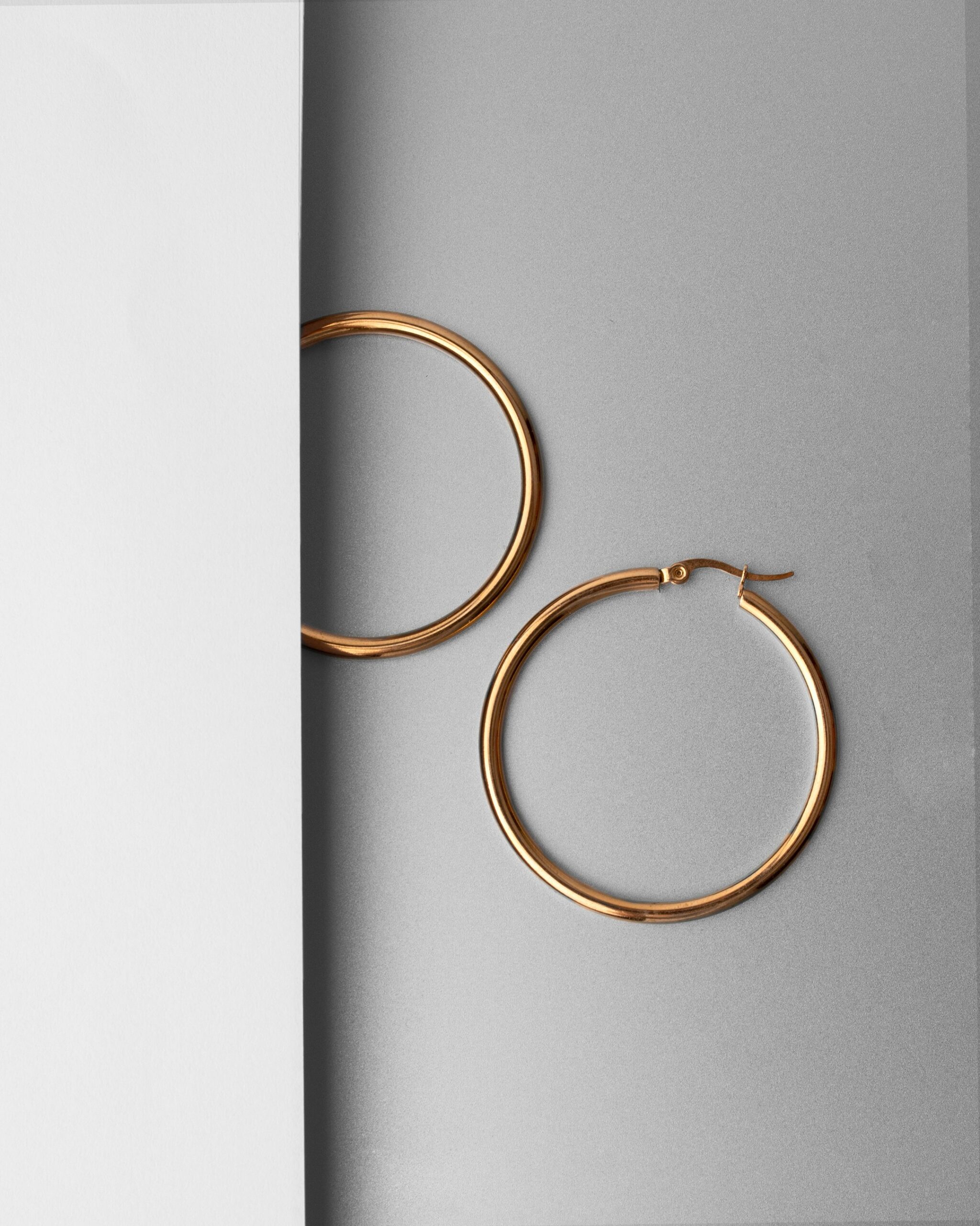 Produtos Exclusivos no AliExpress: Como Encontrá-los 1 a pair of gold hoop earrings sitting on top of a table