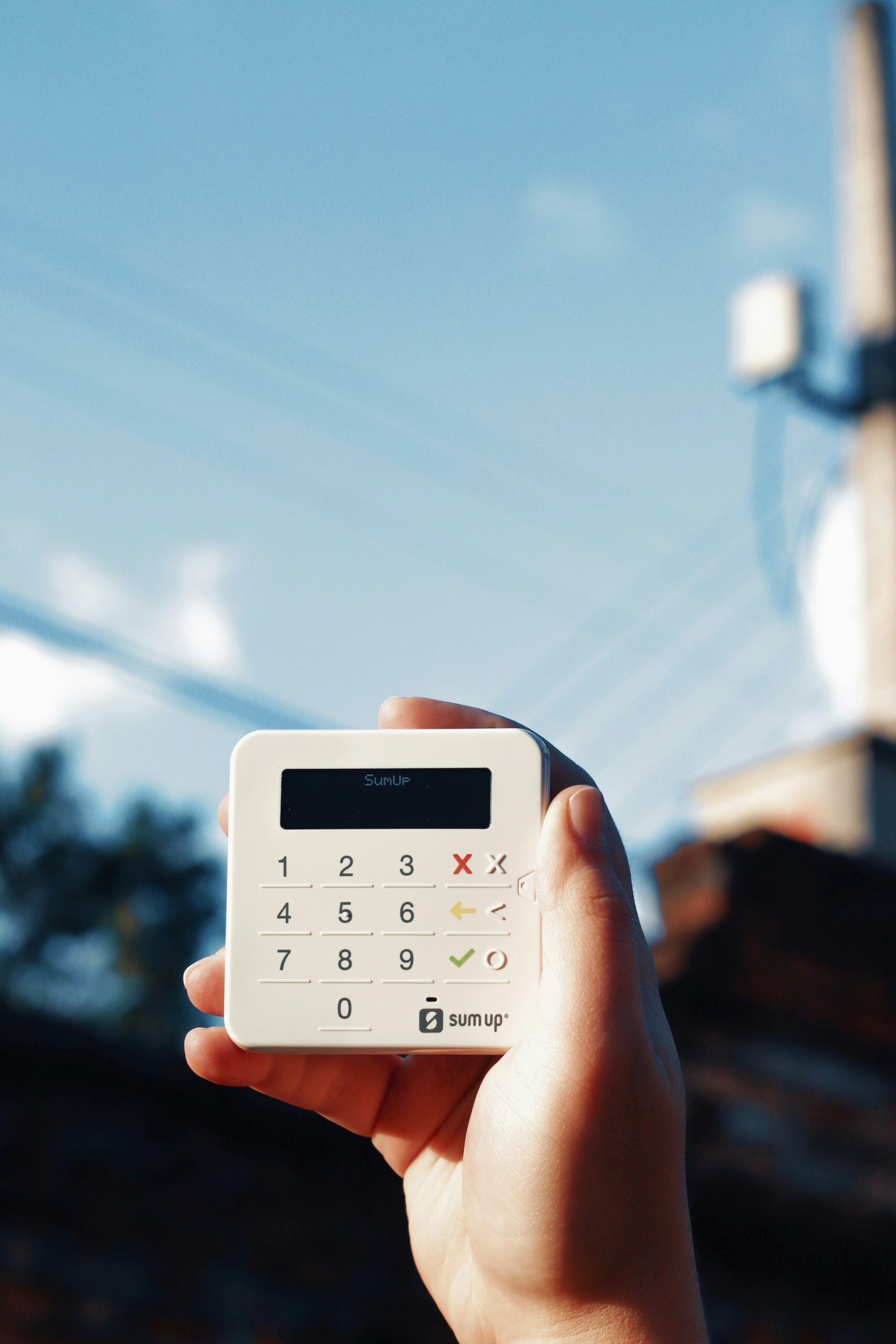Dicas para Reduzir o Custo de Aquisição de Clientes no Shopify 1 a person holding a calculator in their hand