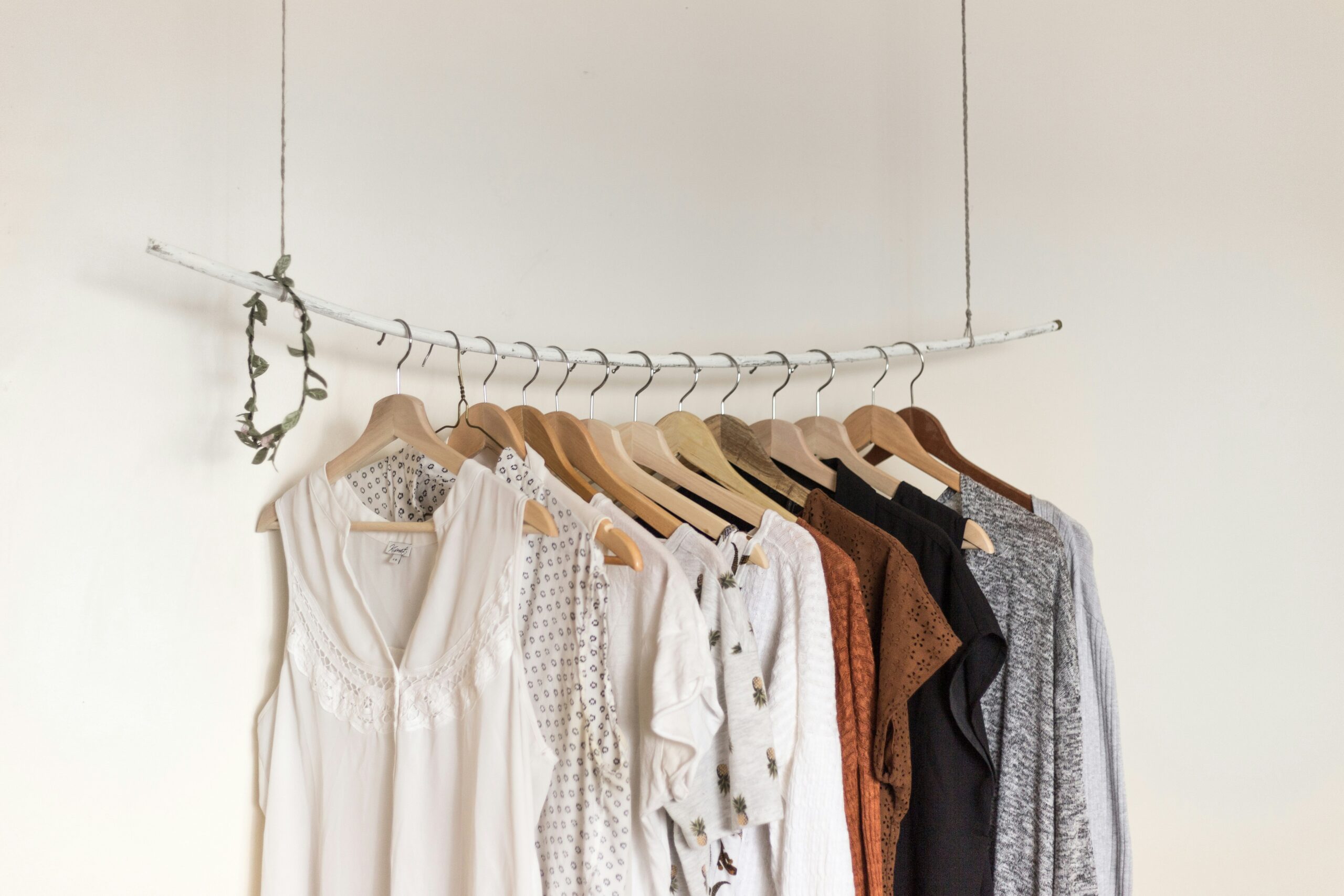 Como Escolher Tamanhos Certos no AliExpress para Moda e Vestuário 1 assorted clothes in wooden hangers