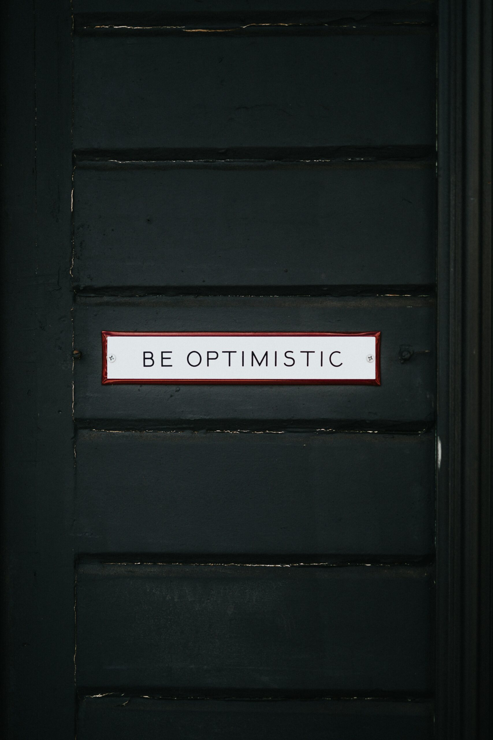 Como Gerar Testemunhos Positivos para Sua Loja Shopify 1 black wooden door with be optimistic text overlay