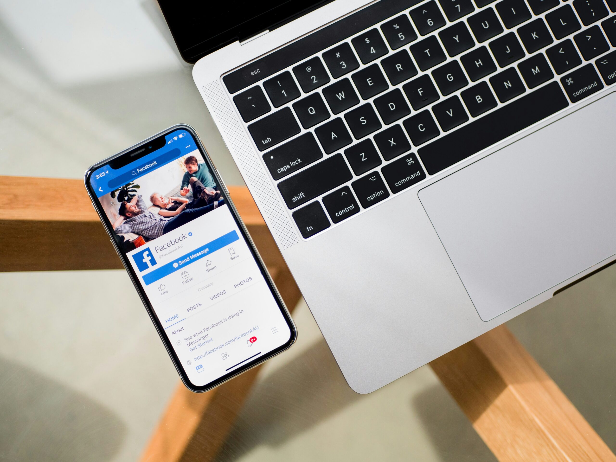 Como Dominar a Publicidade no Facebook para Lojas Shopify 1 iPhone X beside MacBook