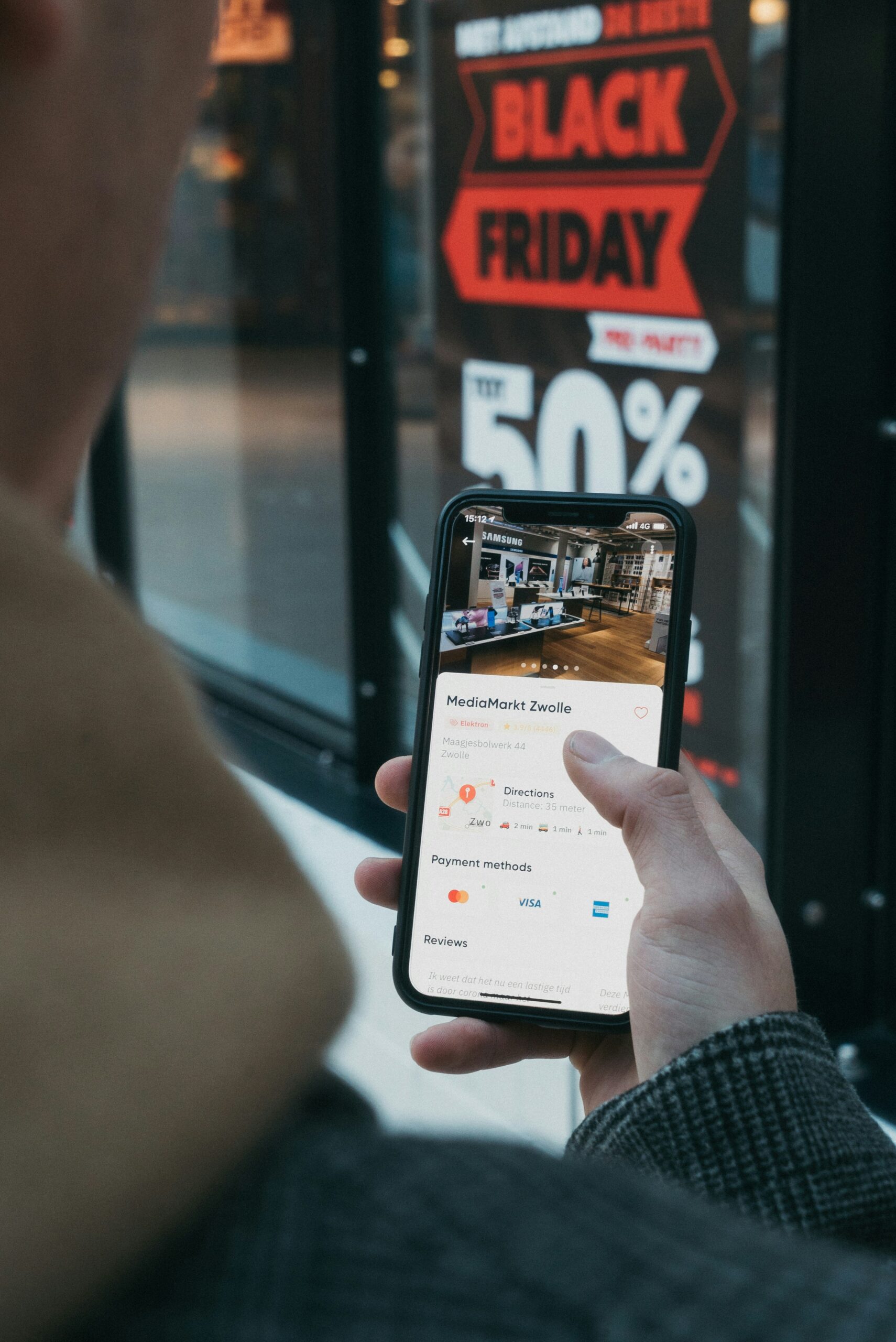 AliExpress em Português: Como Configurar e Facilitar Suas Compras 1 person holding black samsung android smartphone