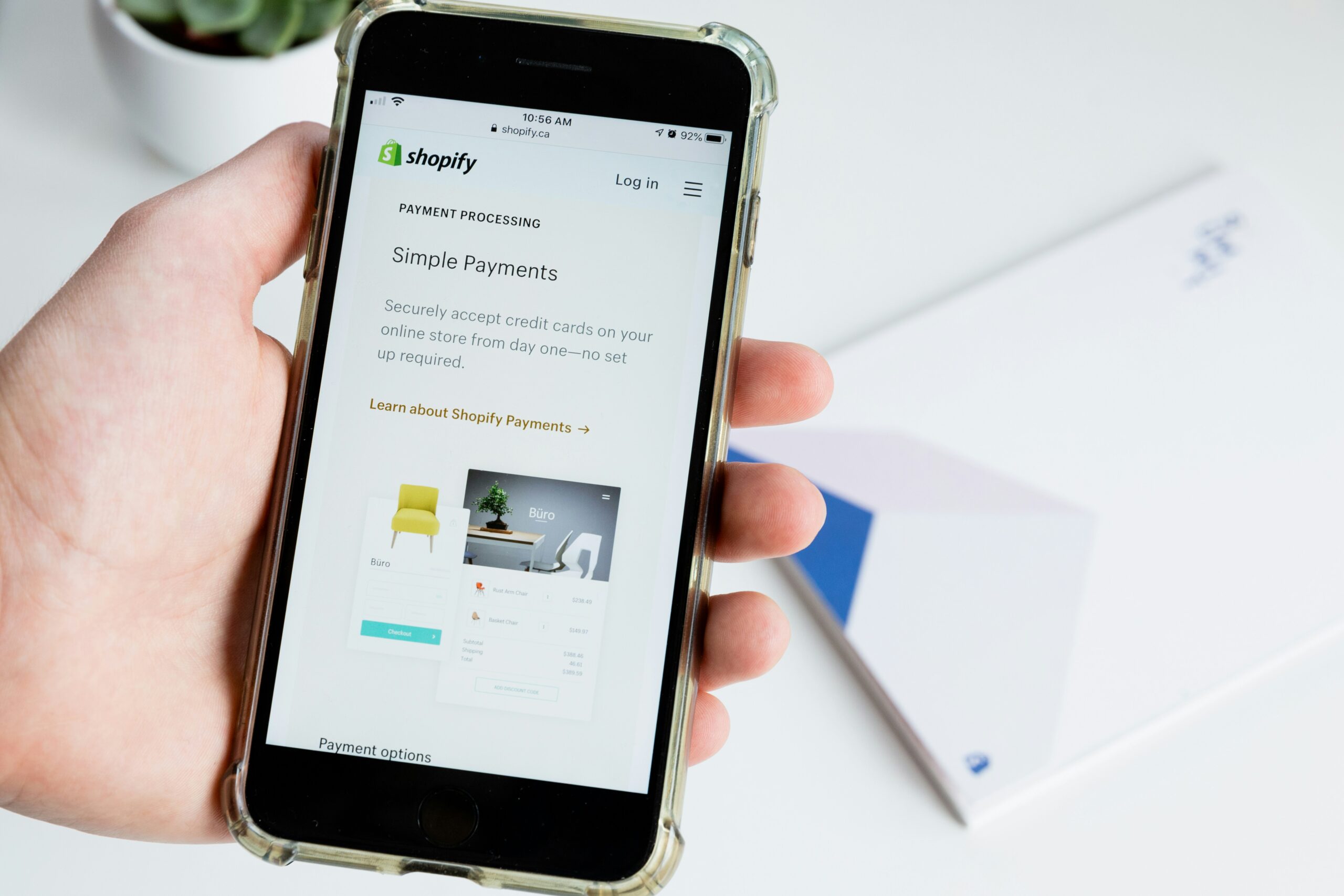 Como Aumentar a Confiança dos Clientes na Sua Loja Shopify 1 person holding space gray iphone 6