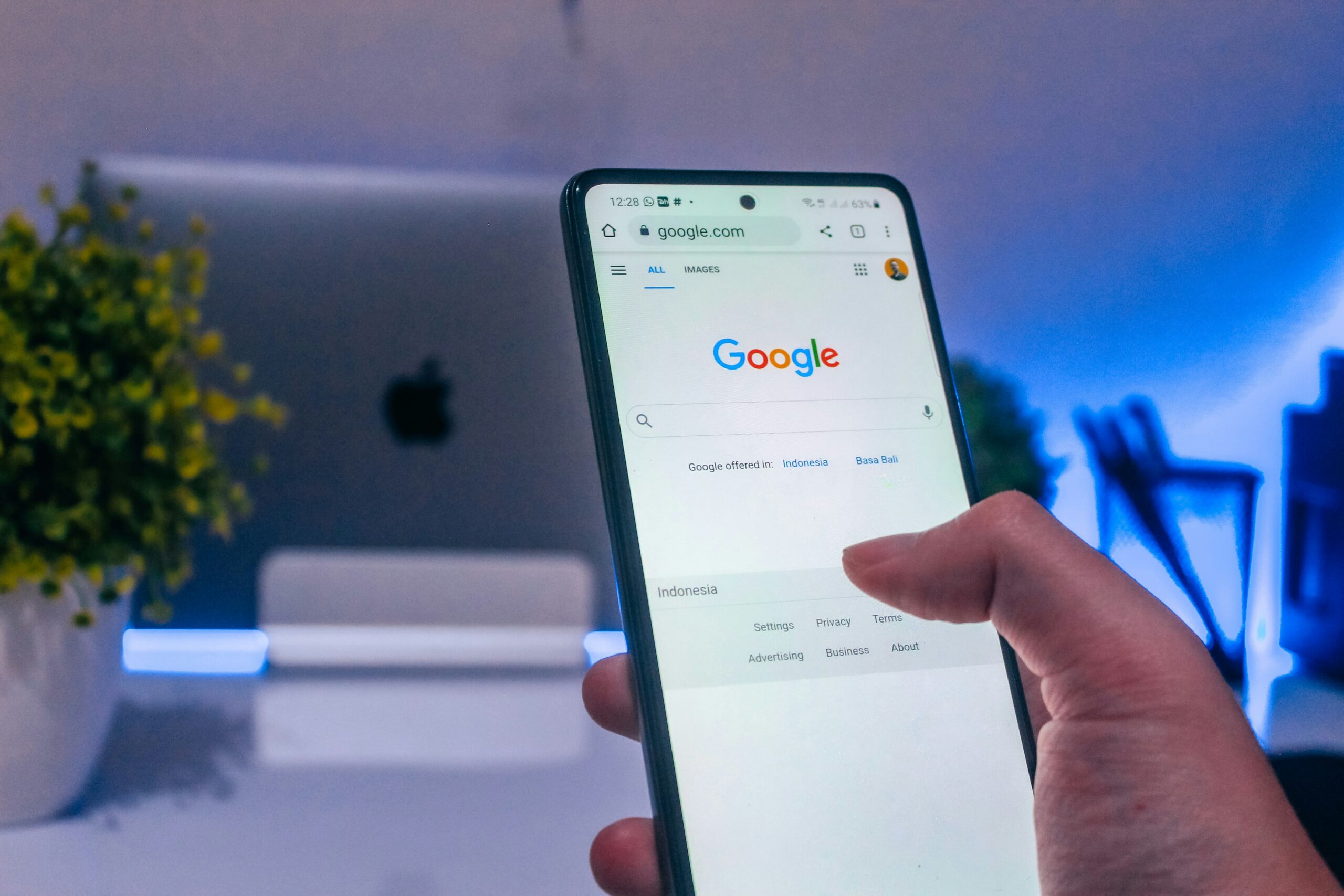 Os Melhores Anúncios no Google para Dropshipping Shopify 1 person holding white android smartphone
