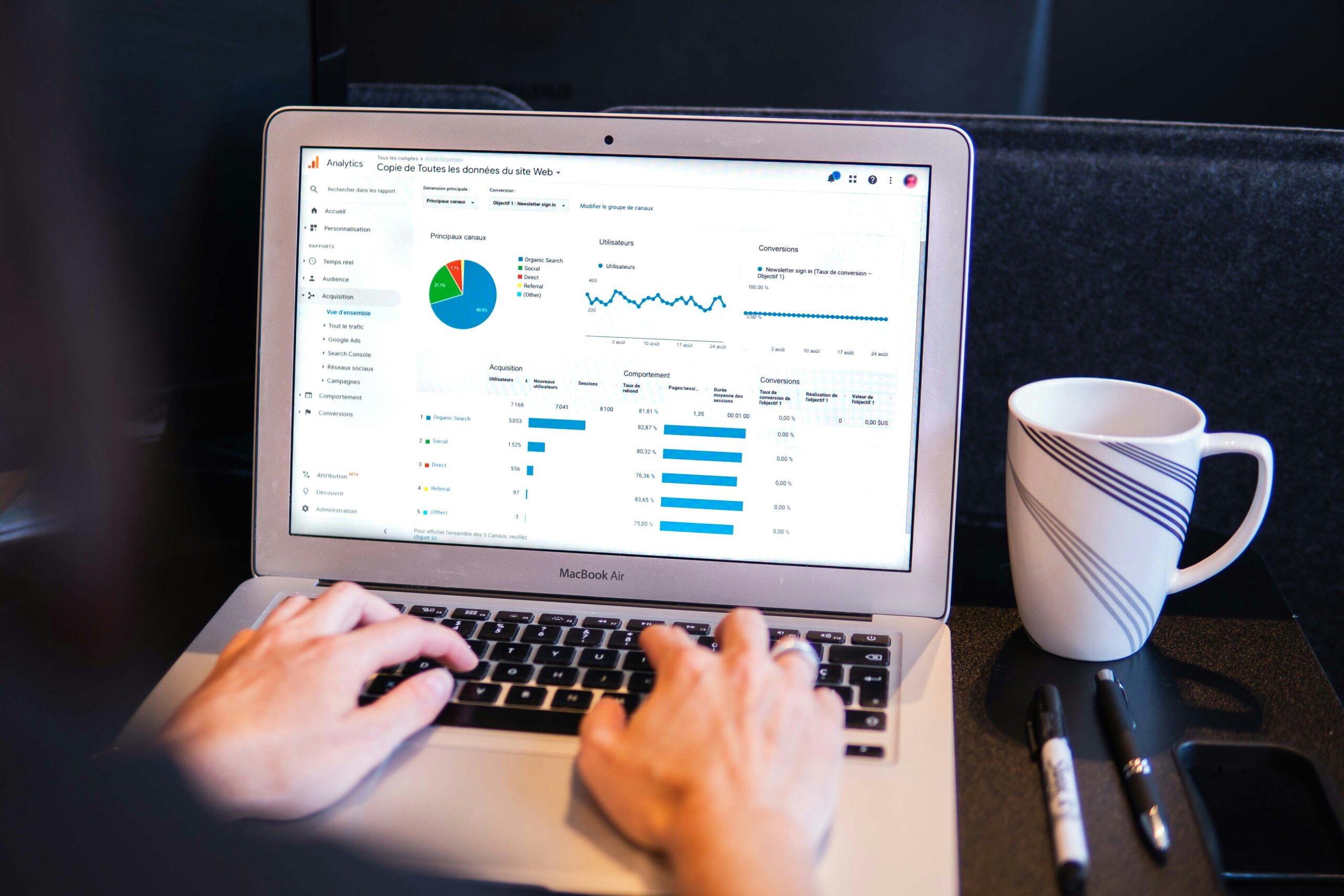 Como Utilizar Análises de Dados Para Melhorar Vendas no Shopify 1 person using macbook pro on black table
