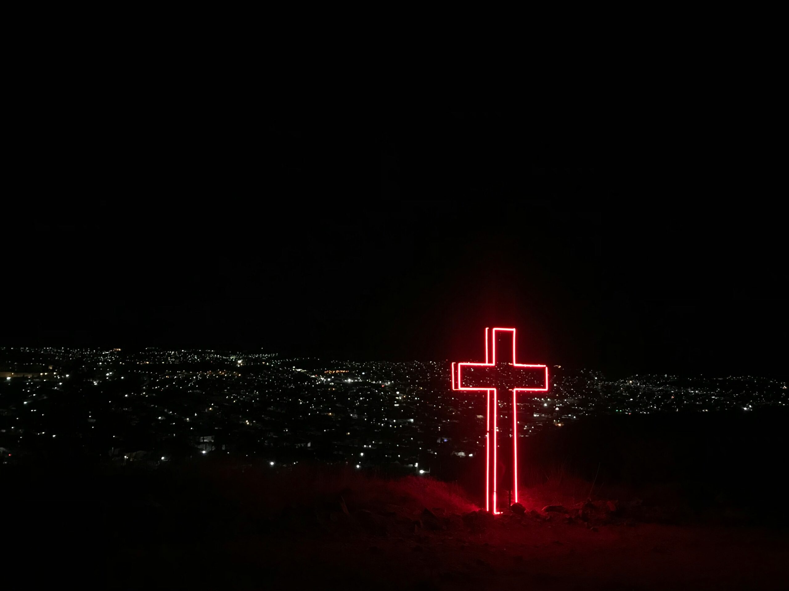 Como Fazer o Cross-Selling Funcionar na Sua Loja Shopify 1 red neon light cross signage