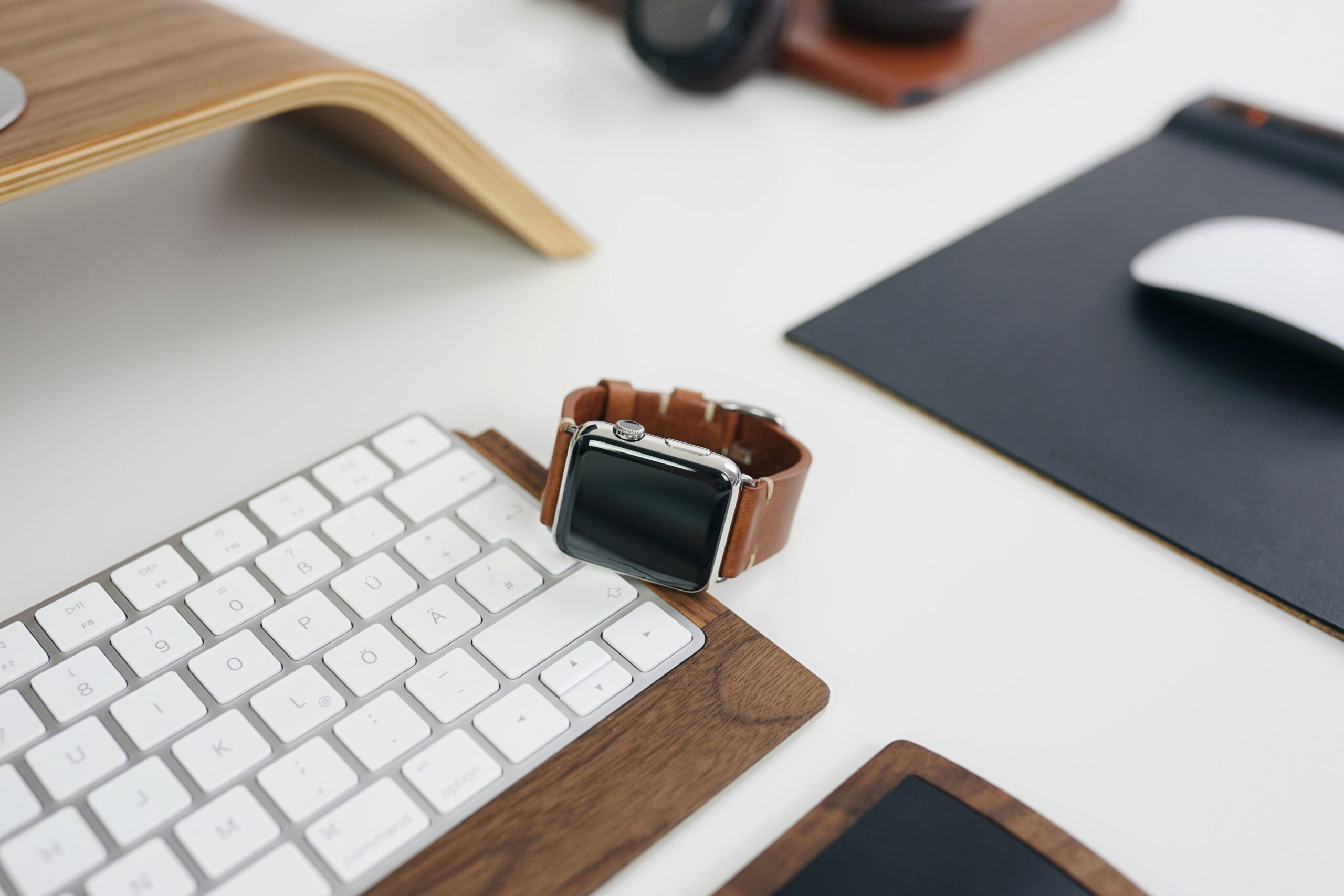 Melhores Produtos de Tecnologia para Comprar no AliExpress em 2024 1 silver aluminum case Apple Watch on Apple Magic keyboard