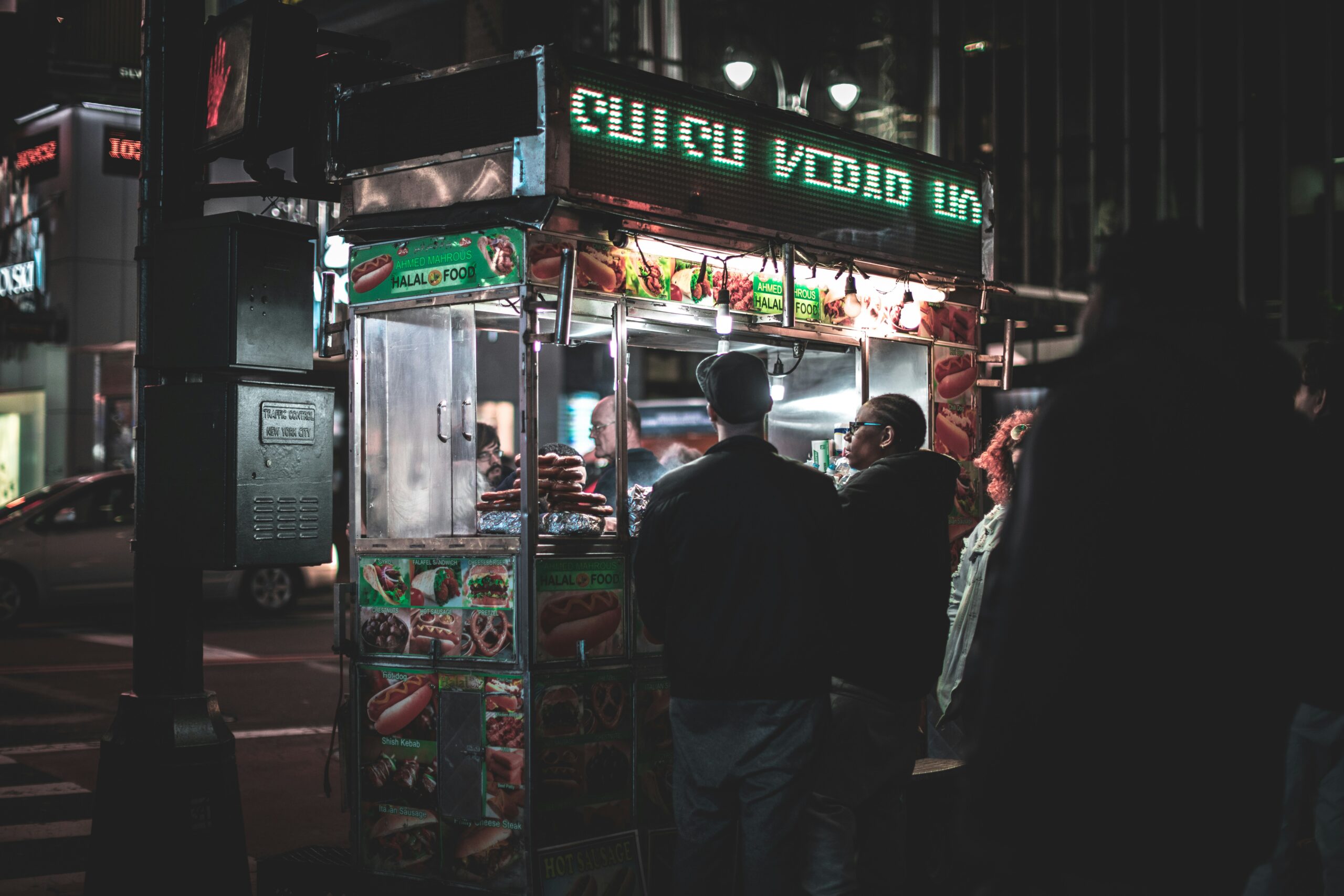 Guia Completo para Avaliação de Vendedores no AliExpress e Como Evitar Problemas 1 two men standing in front of food cart besides black post during nighttime