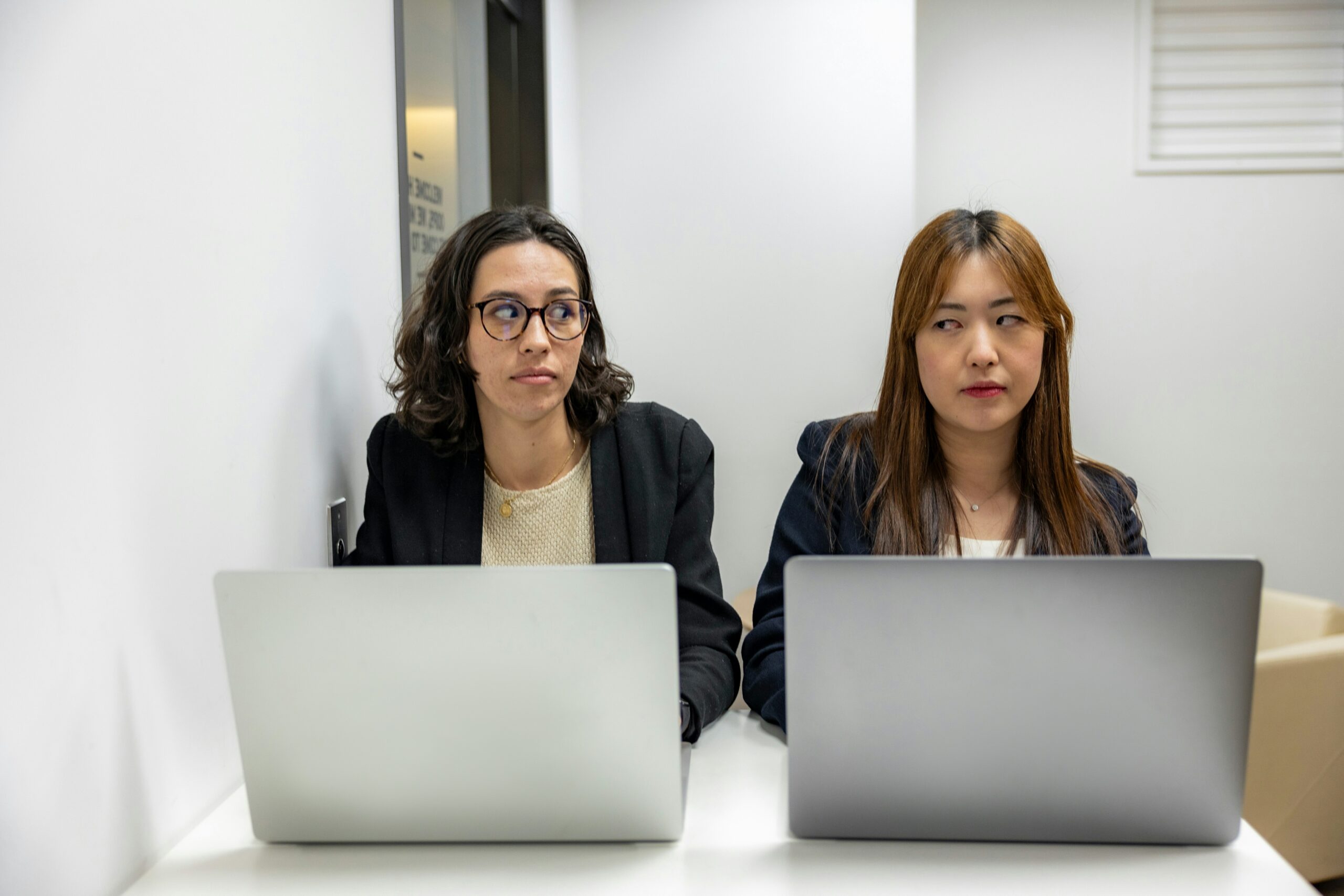 Passo a Passo para Abrir Disputas e Reembolsos no AliExpress 1 two women sitting at a table with laptops