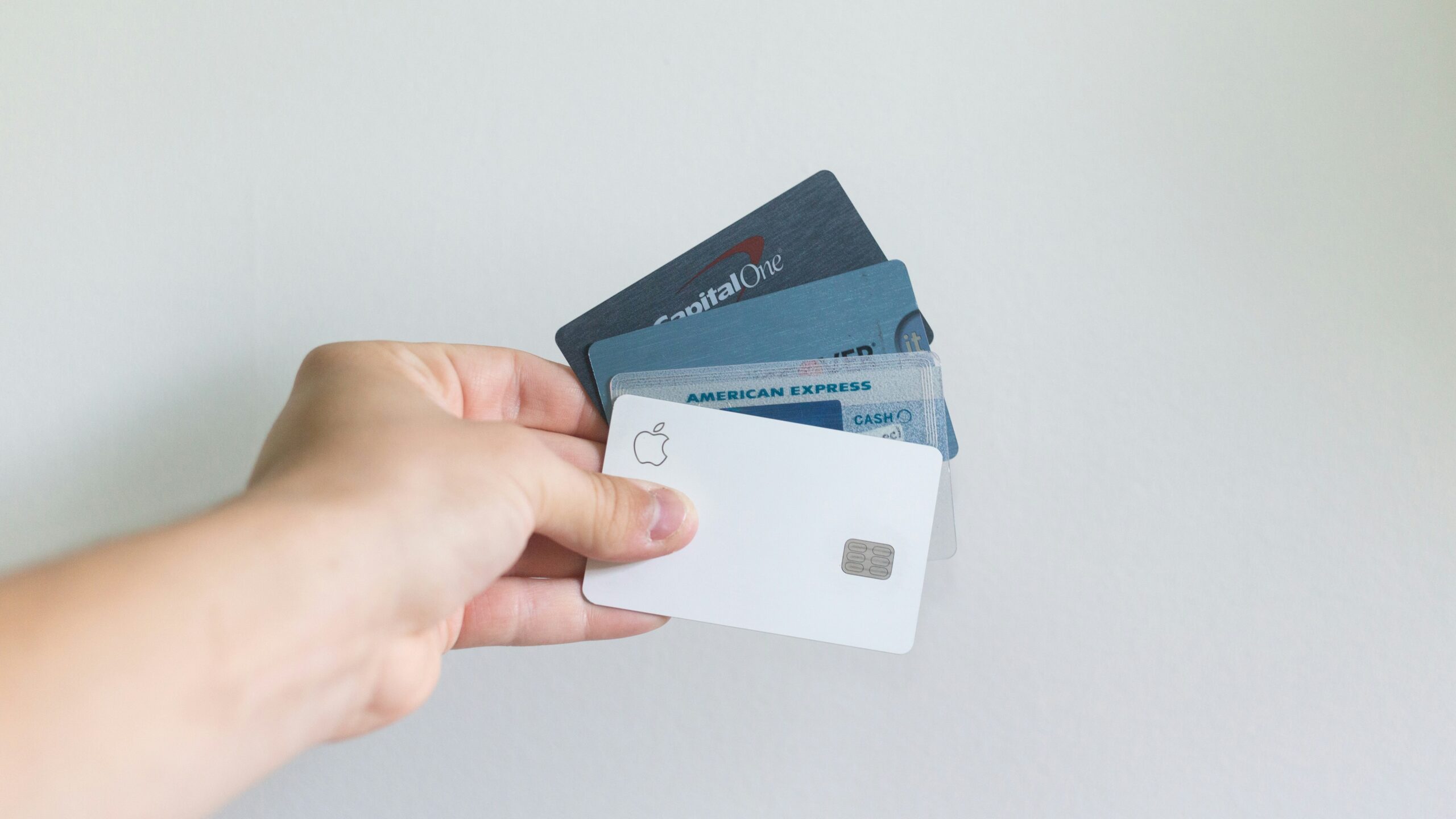 Compras no AliExpress com Cartão de Crédito vs. Cartão Pré-Pago: Qual a Melhor Opção? 1 white and blue magnetic card