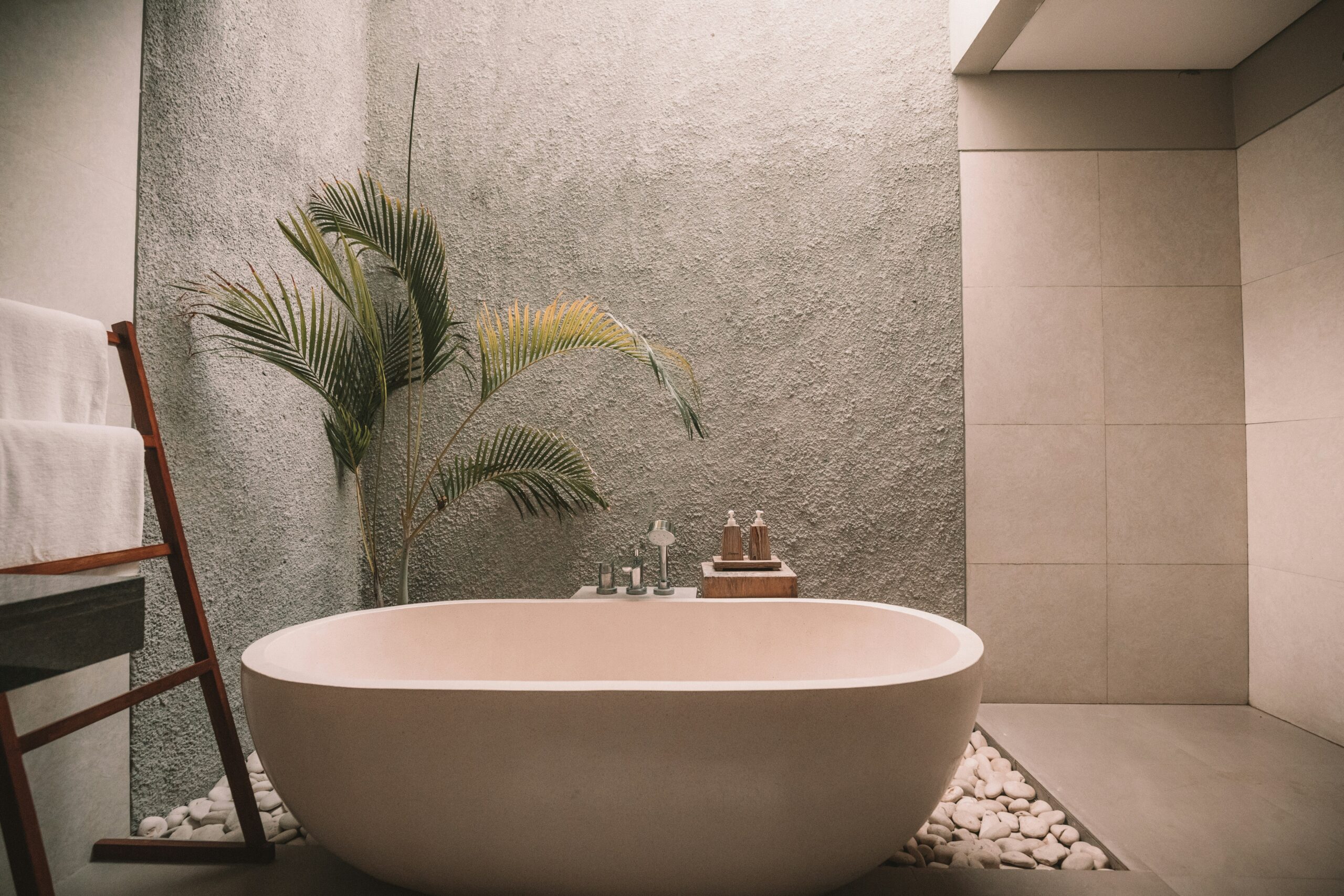 white ceramic bathtub