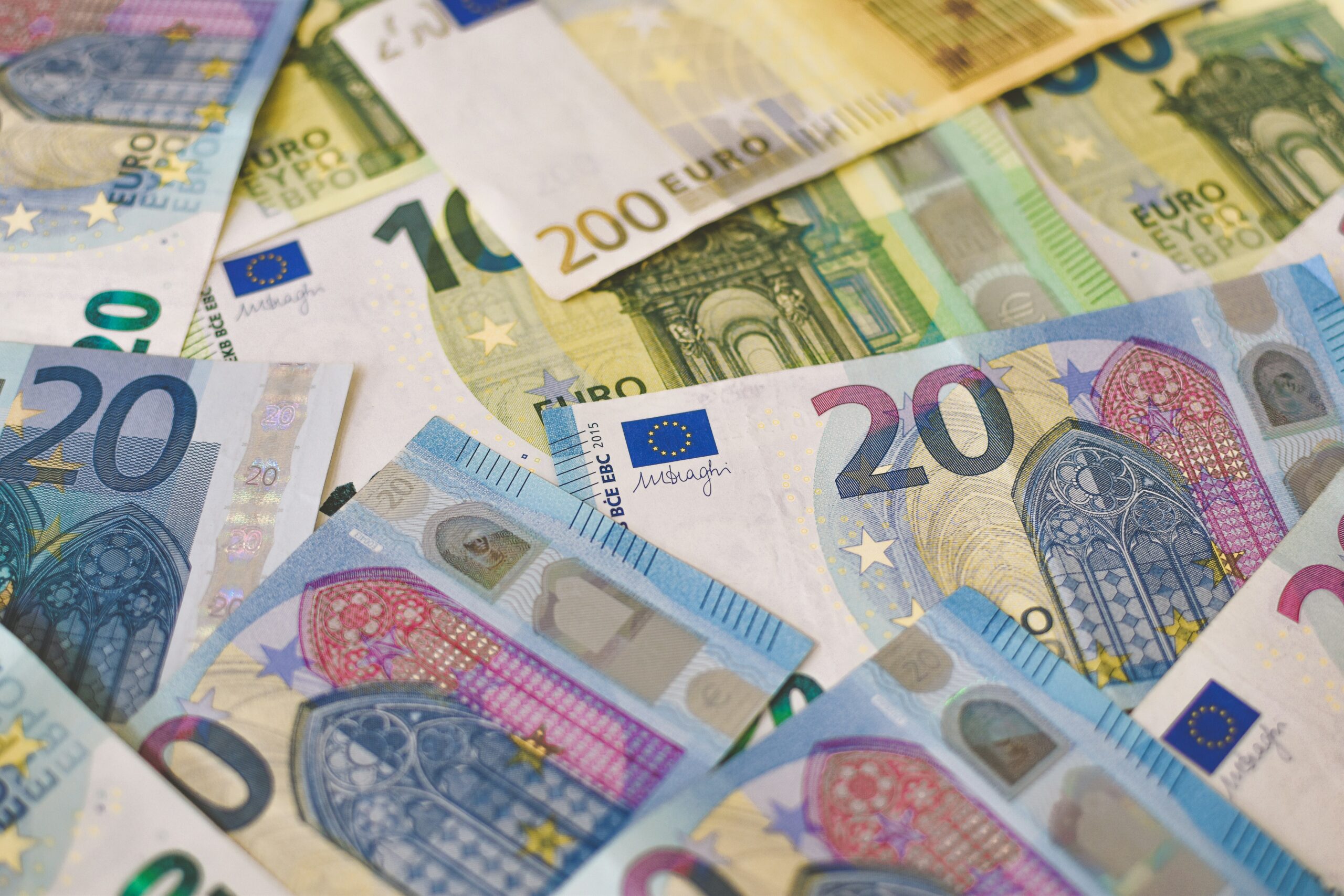 Como Funciona a Conversão de Moeda no AliExpress? Dicas para Evitar Surpresas 1 20 euro bill on white and blue textile