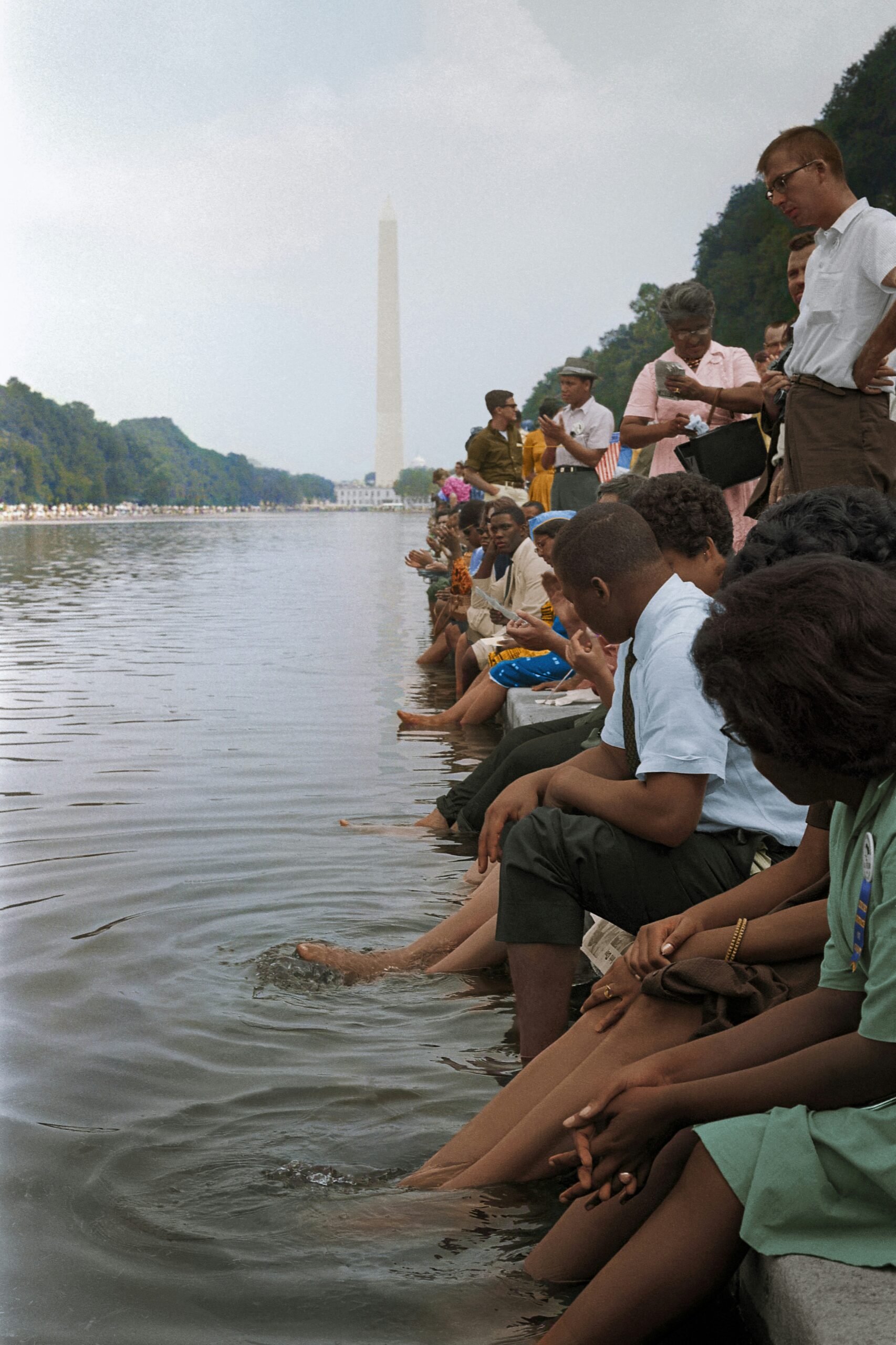 Compras no AliExpress e Direitos do Consumidor: O Que Saber 1 Demonstrators sit with their feet in the Reflecting Pool during the March on Washington in 1963