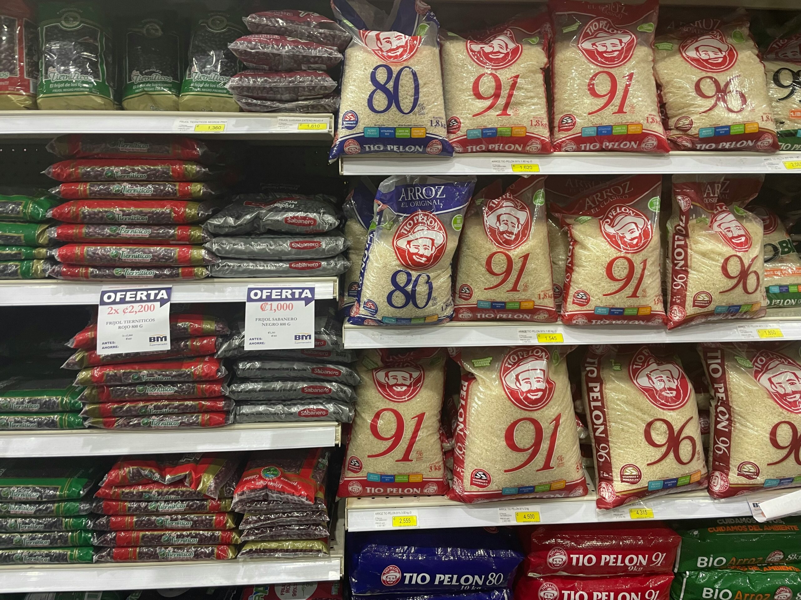 AliExpress para Negócios: Dicas para Comprar em Lotes com Preço Baixo 1 a grocery store filled with lots of bags of food