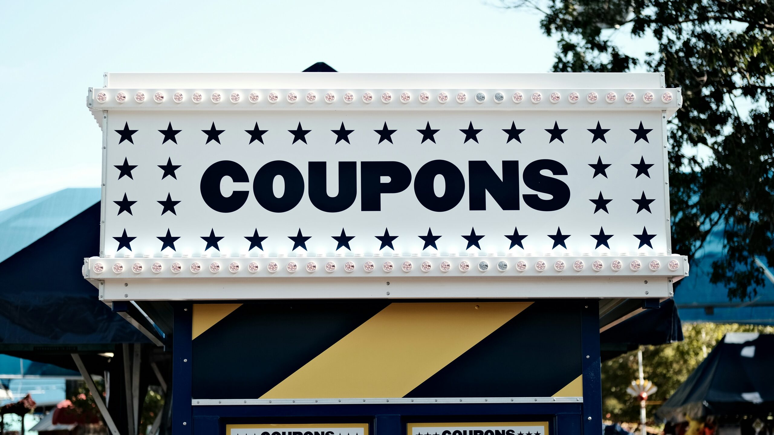 Como Economizar no AliExpress Usando Cupons e Ofertas Especiais 1 a sign that says coupons on it