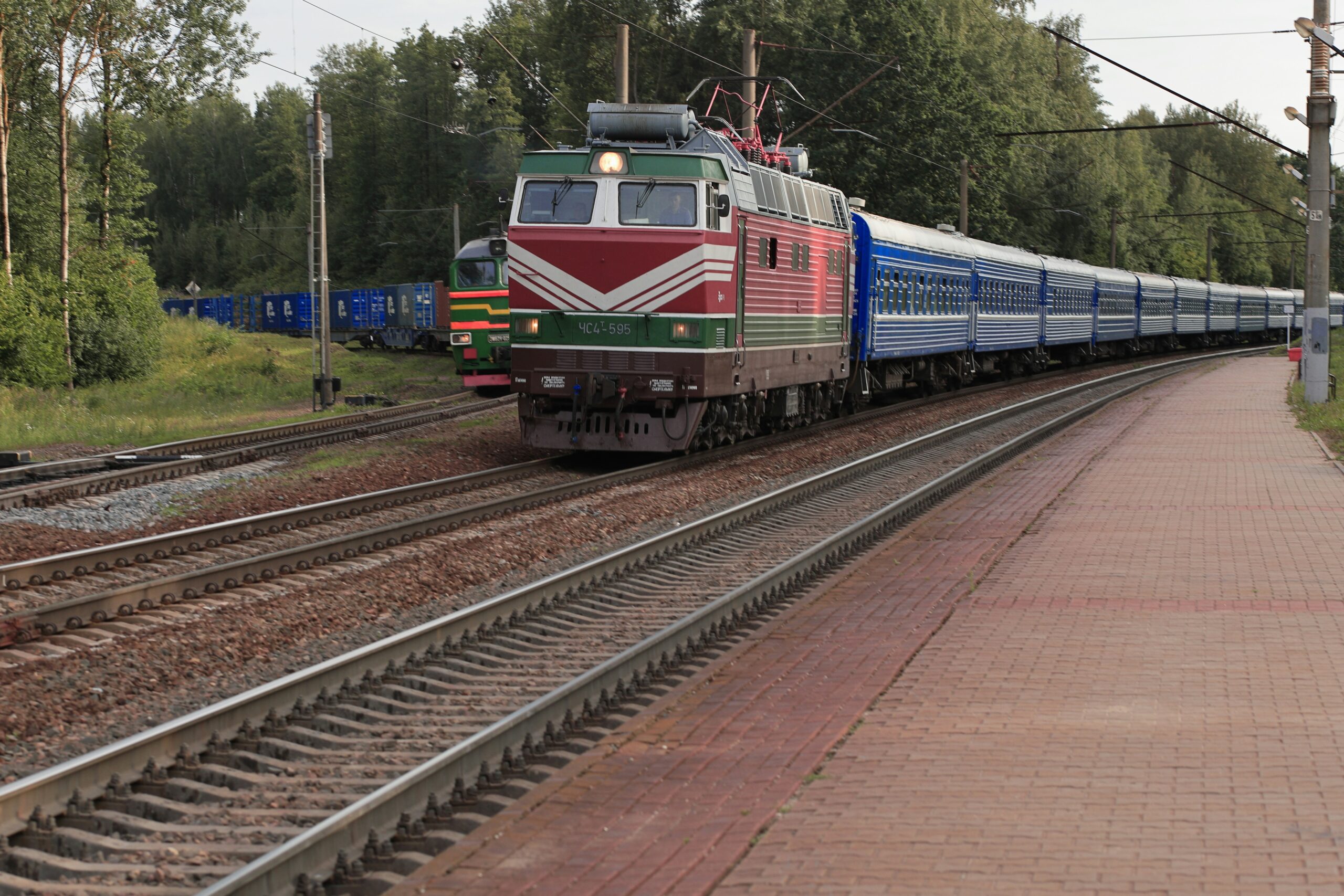 AliExpress como Alternativa ao Mercado Livre: Vale a Pena? 1 a train traveling down train tracks next to a forest
