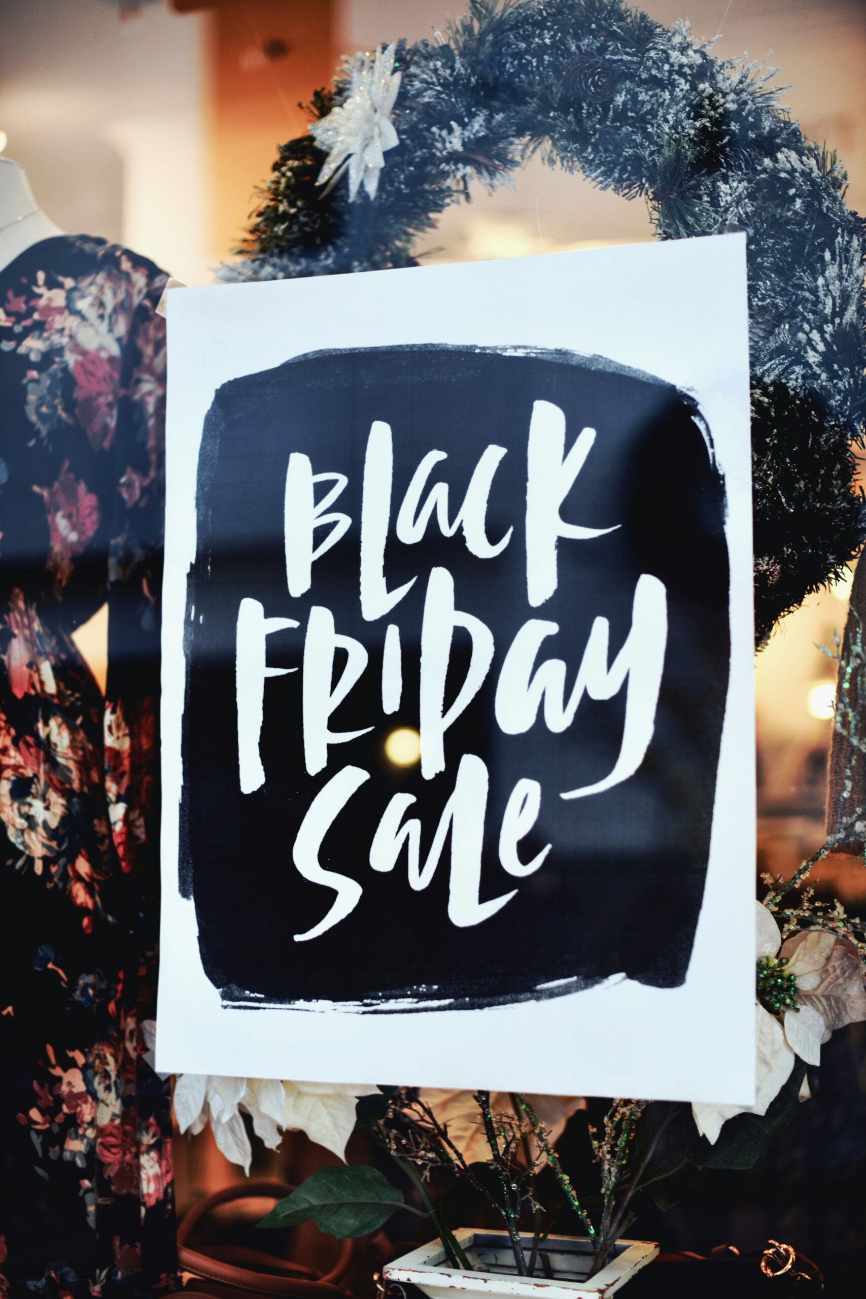 Como Aproveitar a Black Friday no AliExpress e Garantir Descontos Reais 1 black and white love me wall art