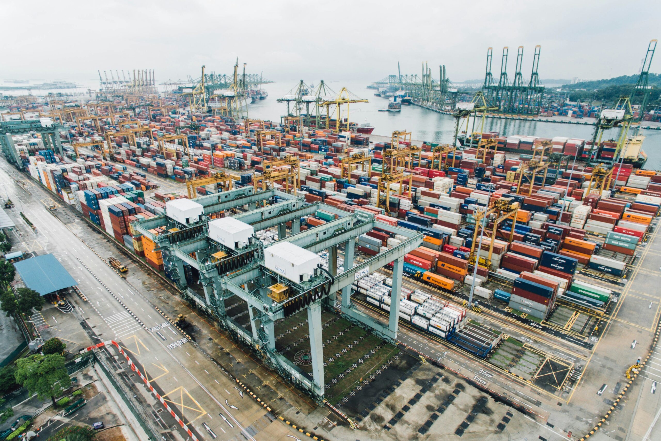 AliExpress em 2024: O que Mudou nas Regras de Frete e Imposto 1 intermodal containers on dock