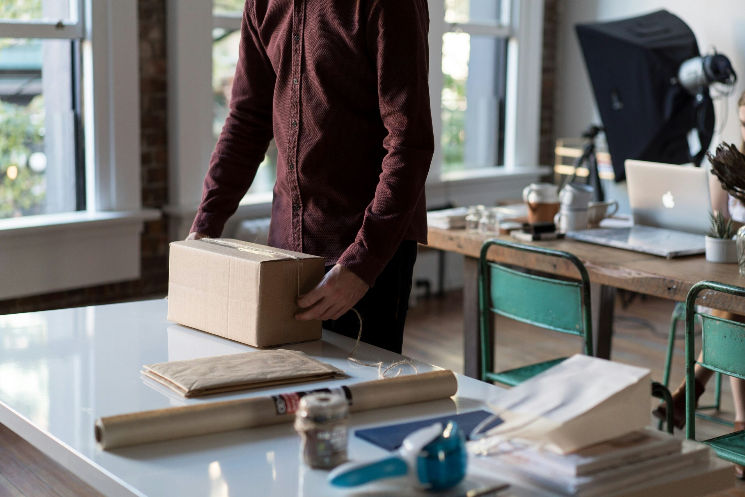 Como Funciona o AliExpress Standard Shipping e Quais Suas Vantagens 1 person holding cardboard box on table