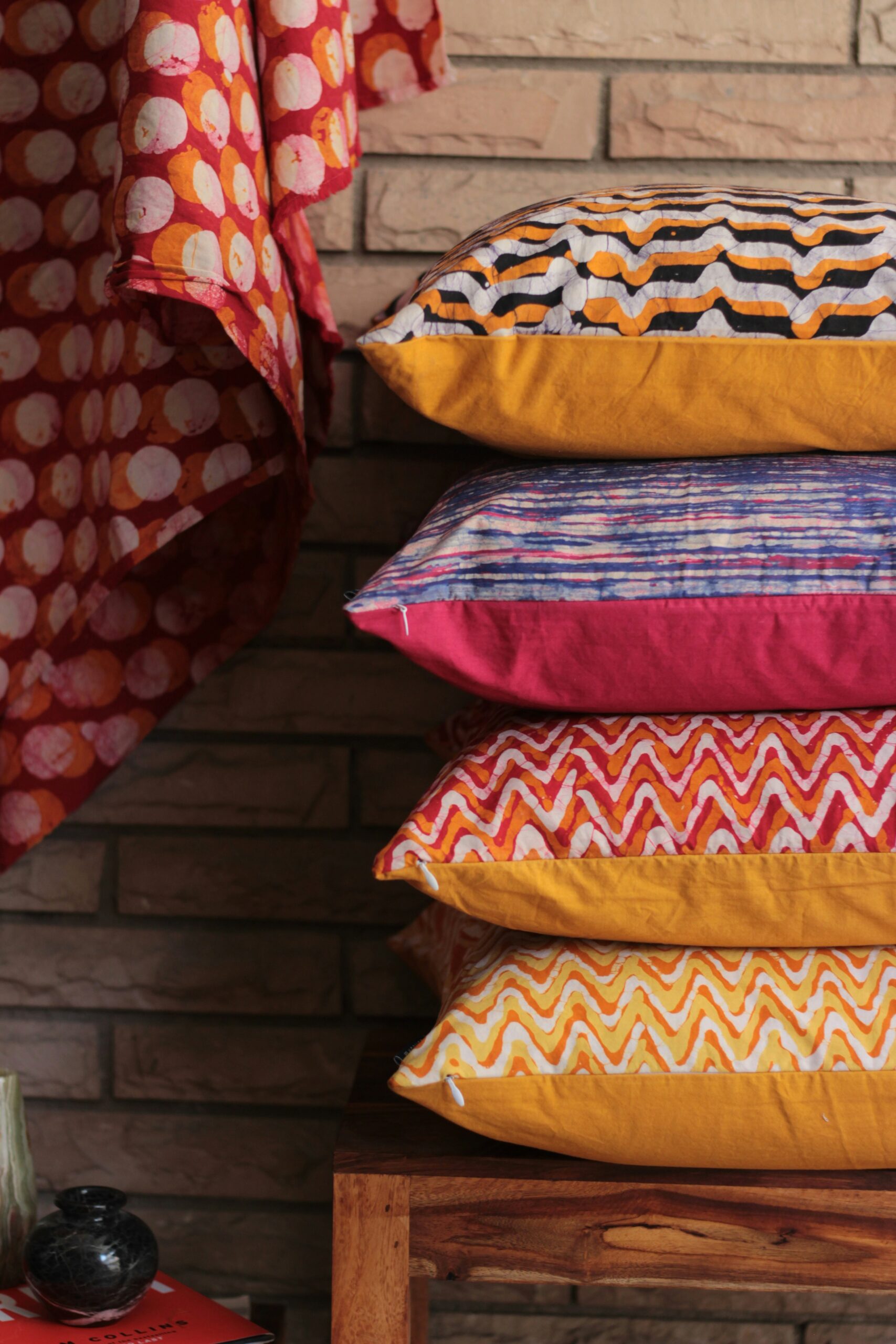5 Produtos Úteis para Casa que Você Pode Comprar no AliExpress 1 stack of four pillows