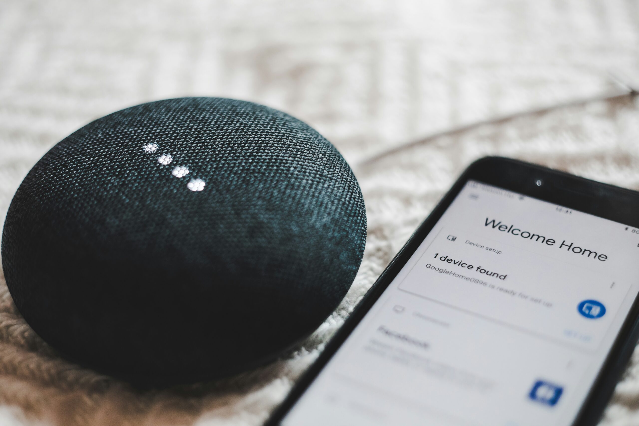 Top 10 Gadgets para Transformar sua Casa em um Lar Inteligente no AliExpress 1 turned-on charcoal Google Home Mini and smartphone