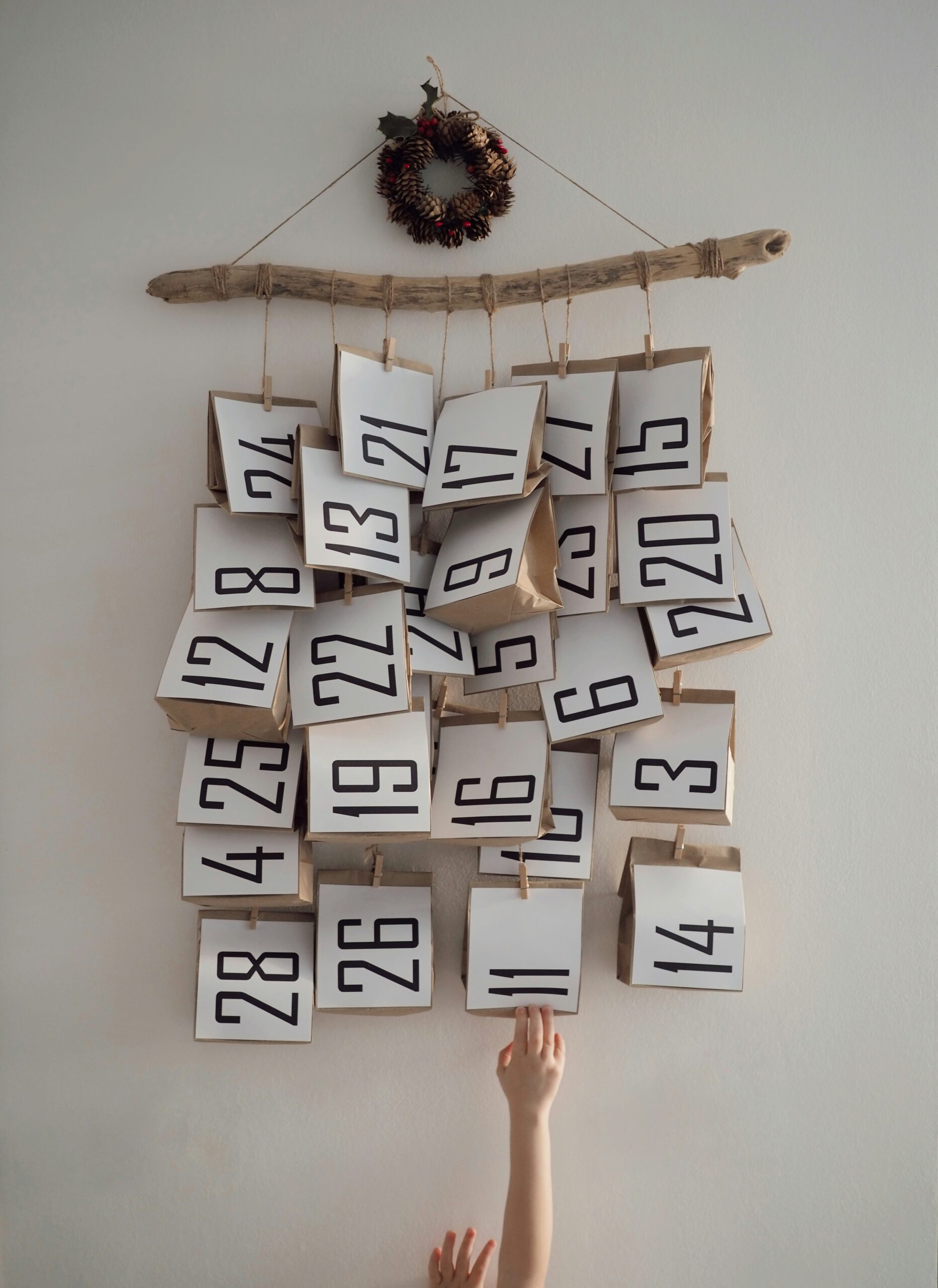 AliExpress para Compras de Natal: Como Encontrar Presentes Criativos e Baratos 1 white and black wooden wall decor